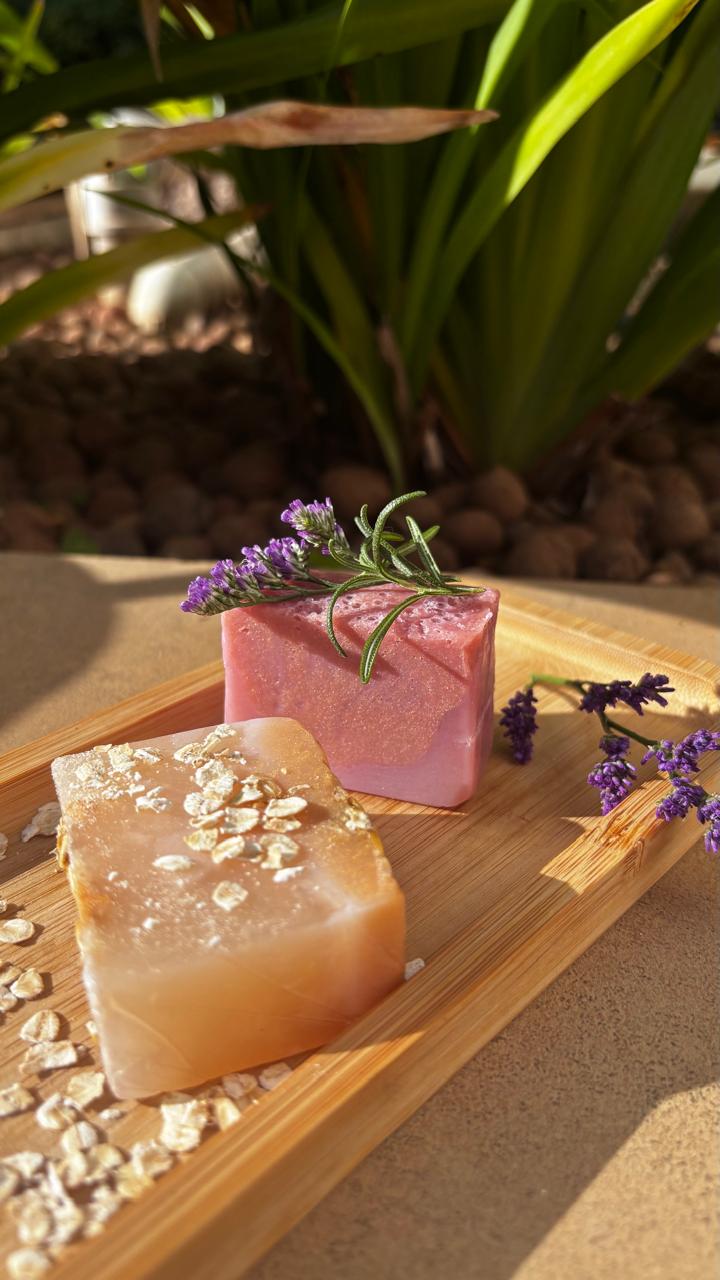 Dois sabonetes artesanais Diali sobre tábua de madeira, decorados com alecrim e lavanda